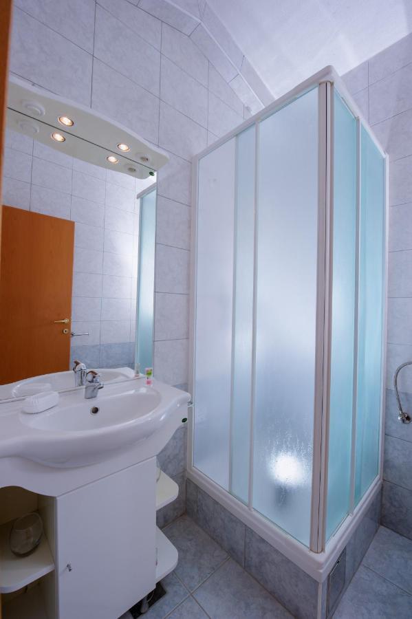 Pension Maric Rooms Brist Bagian luar foto